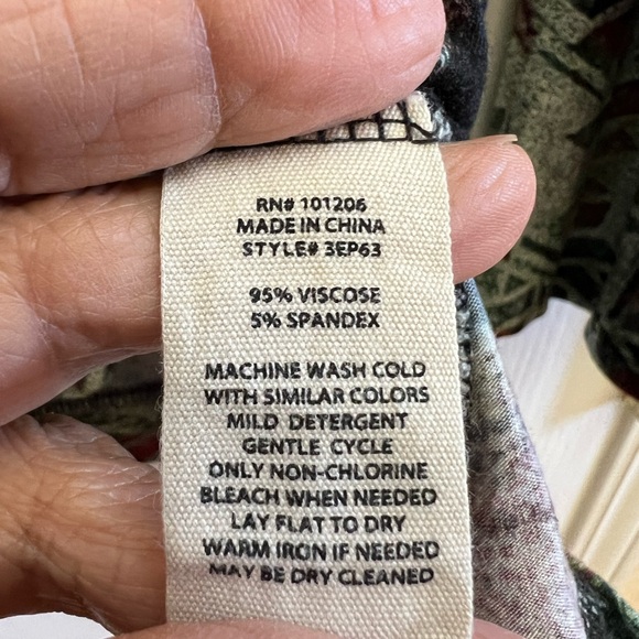 Soft Surroundings Whimsygoth Abstract Floral V-Neck Stretch Top Fairycore - Picture 4 of 4